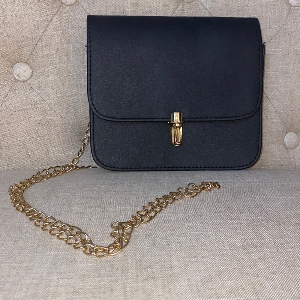 Simple‎ Black & Gold Flap Crossbody Bag with chain